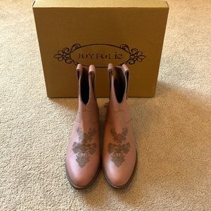 Girls Pink Joyfolie boot in size youth 2, only worn once for pictures!!!!